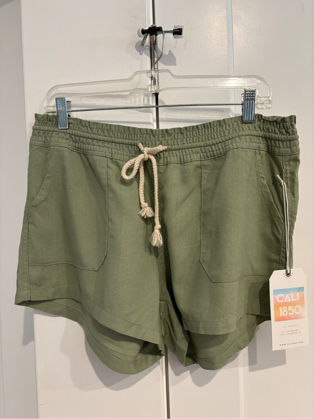Cali1850 Women’s Linen Blend Drawstring Shorts. Size L